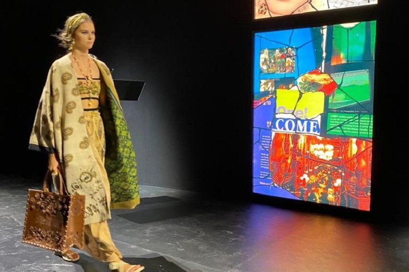 podiumnews.com-Kain Endek Bali Warnai Koleksi Christian Dior 2021